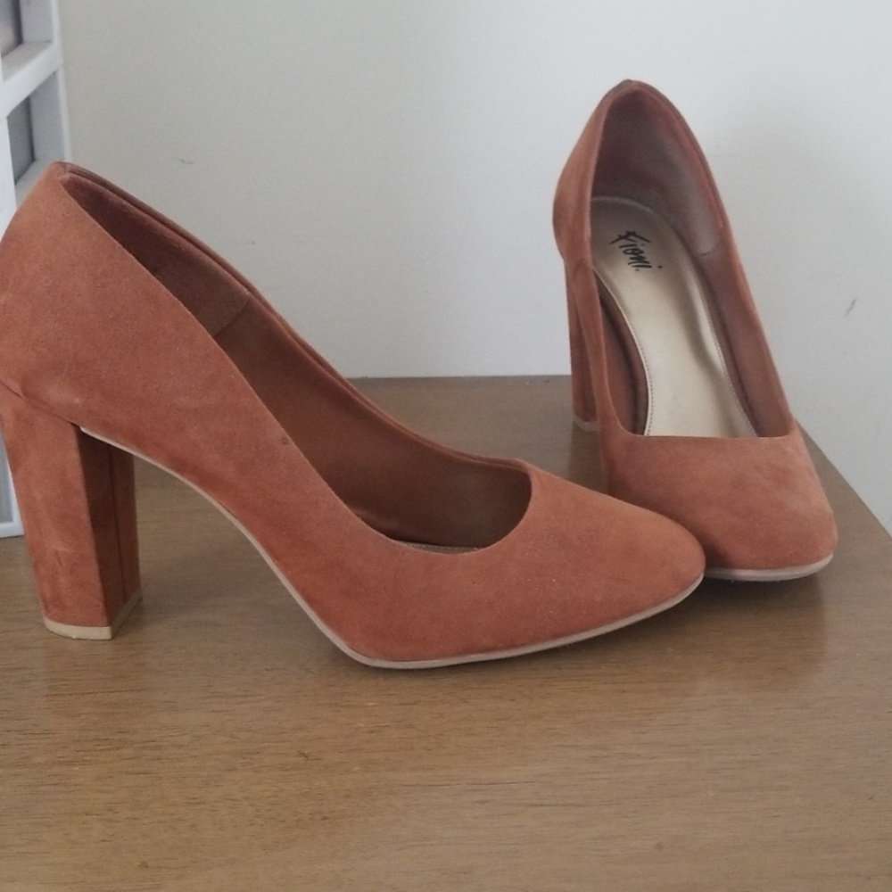 Fioni Womans Round Toe Chunky Heels